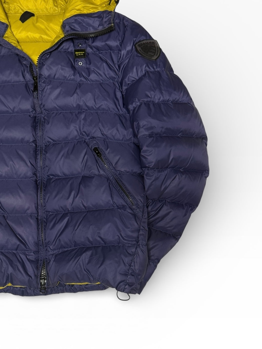 Blauer Pufferjacke