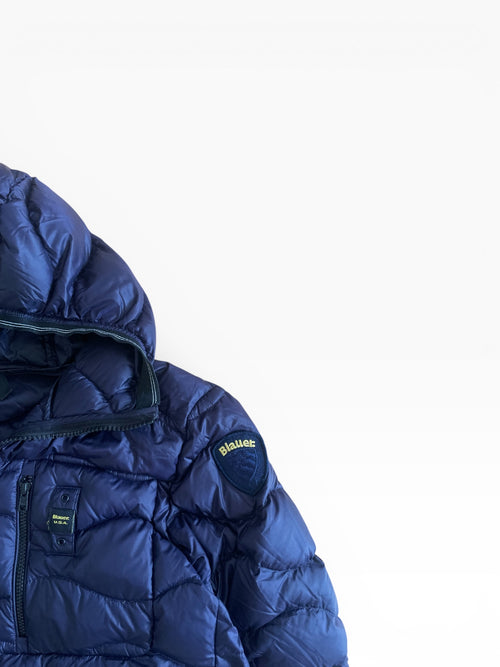 Blauer Pufferjacke